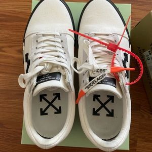 OFF-WHITE VULC LOW TOP SNEAKERS